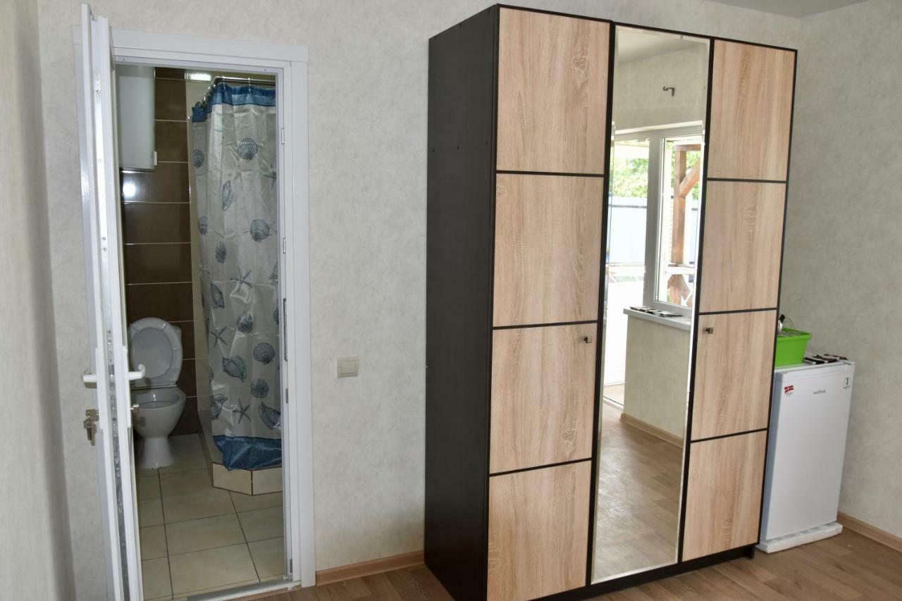 Три Кошки Otel Çornomorsk Dış mekan fotoğraf
