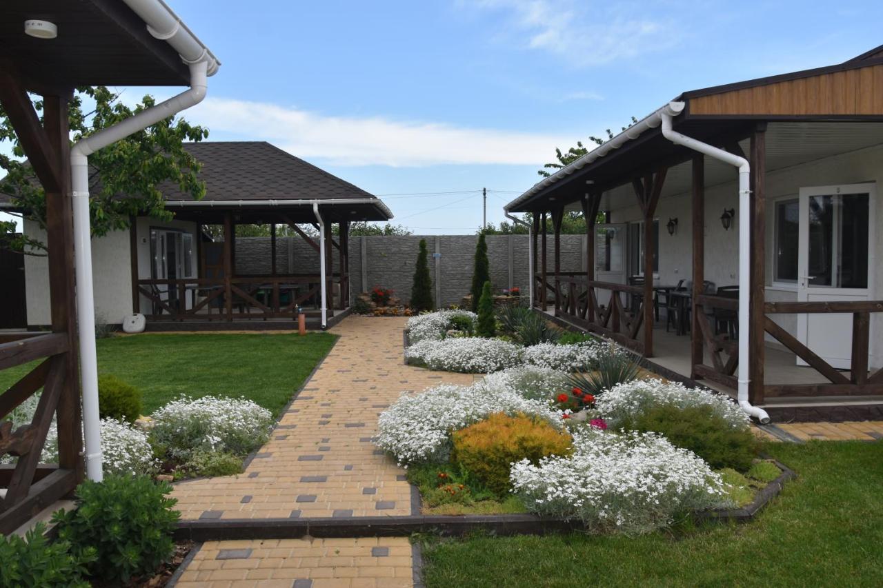 Три Кошки Otel Çornomorsk Dış mekan fotoğraf