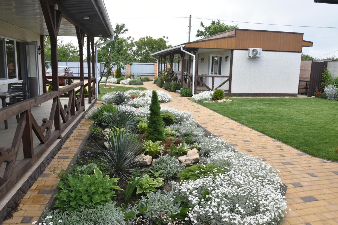 Три Кошки Otel Çornomorsk Dış mekan fotoğraf