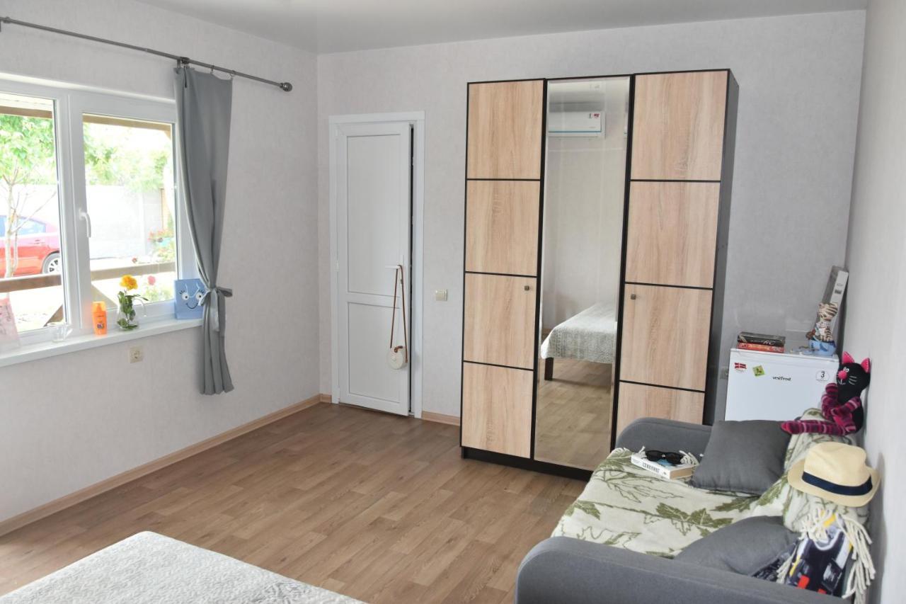 Три Кошки Otel Çornomorsk Dış mekan fotoğraf
