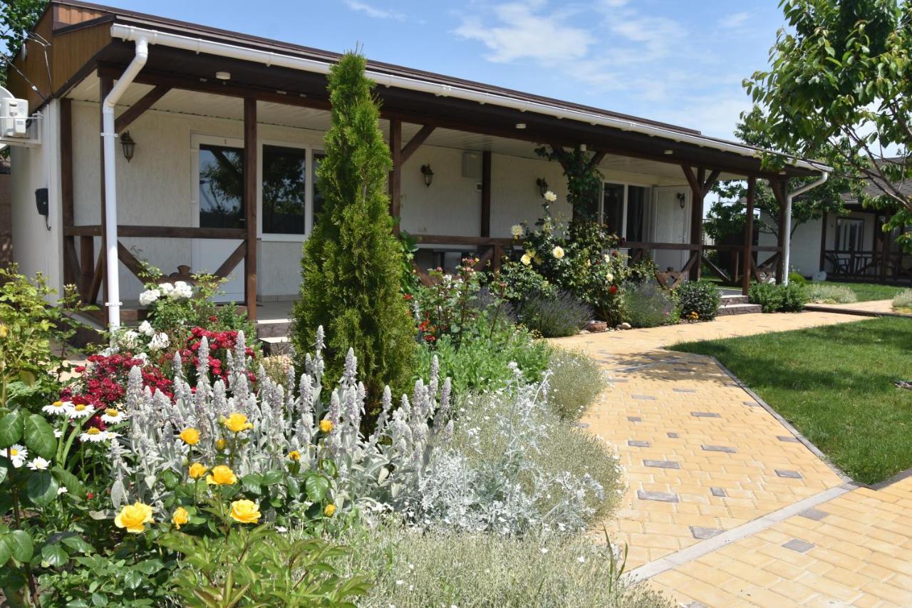 Три Кошки Otel Çornomorsk Dış mekan fotoğraf