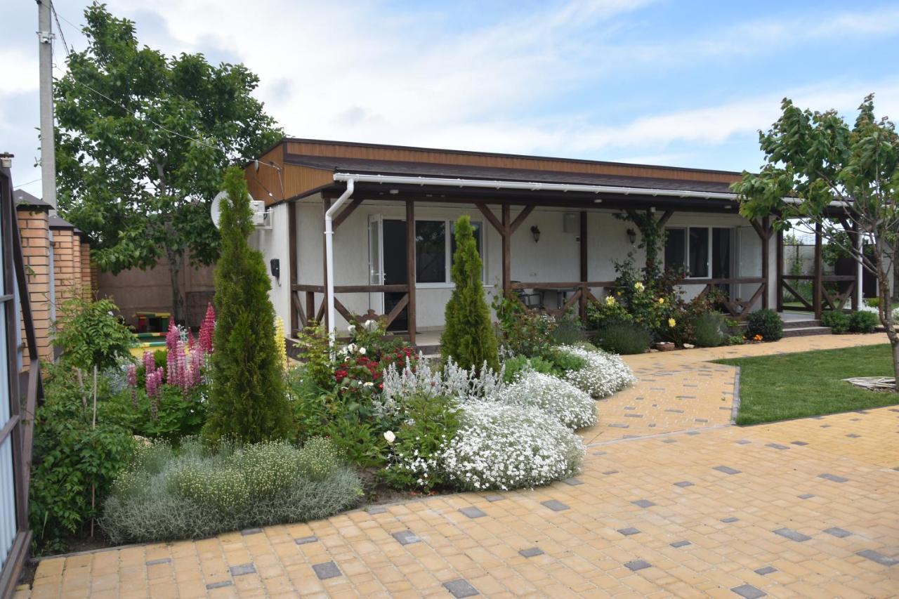 Три Кошки Otel Çornomorsk Dış mekan fotoğraf