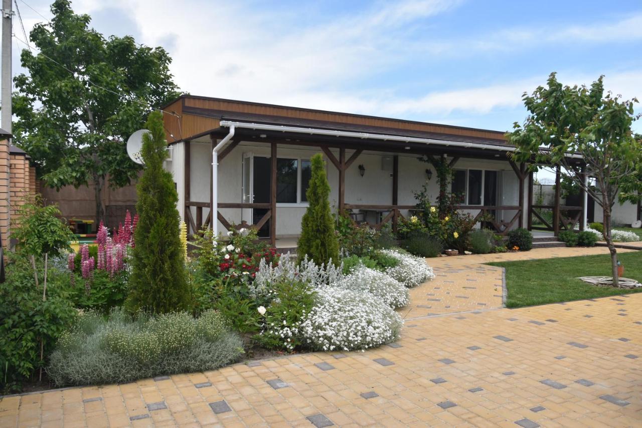 Три Кошки Otel Çornomorsk Dış mekan fotoğraf
