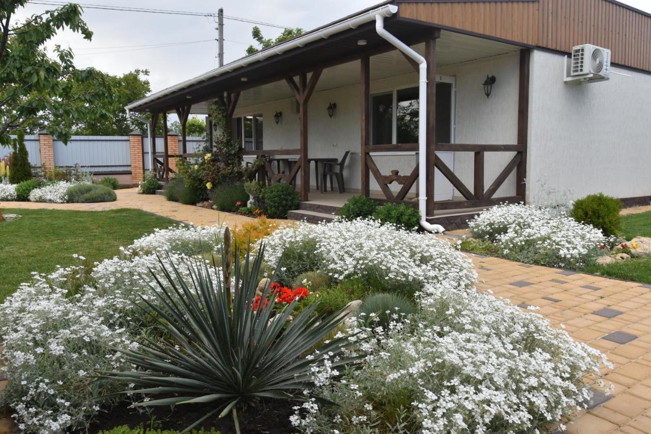 Три Кошки Otel Çornomorsk Dış mekan fotoğraf