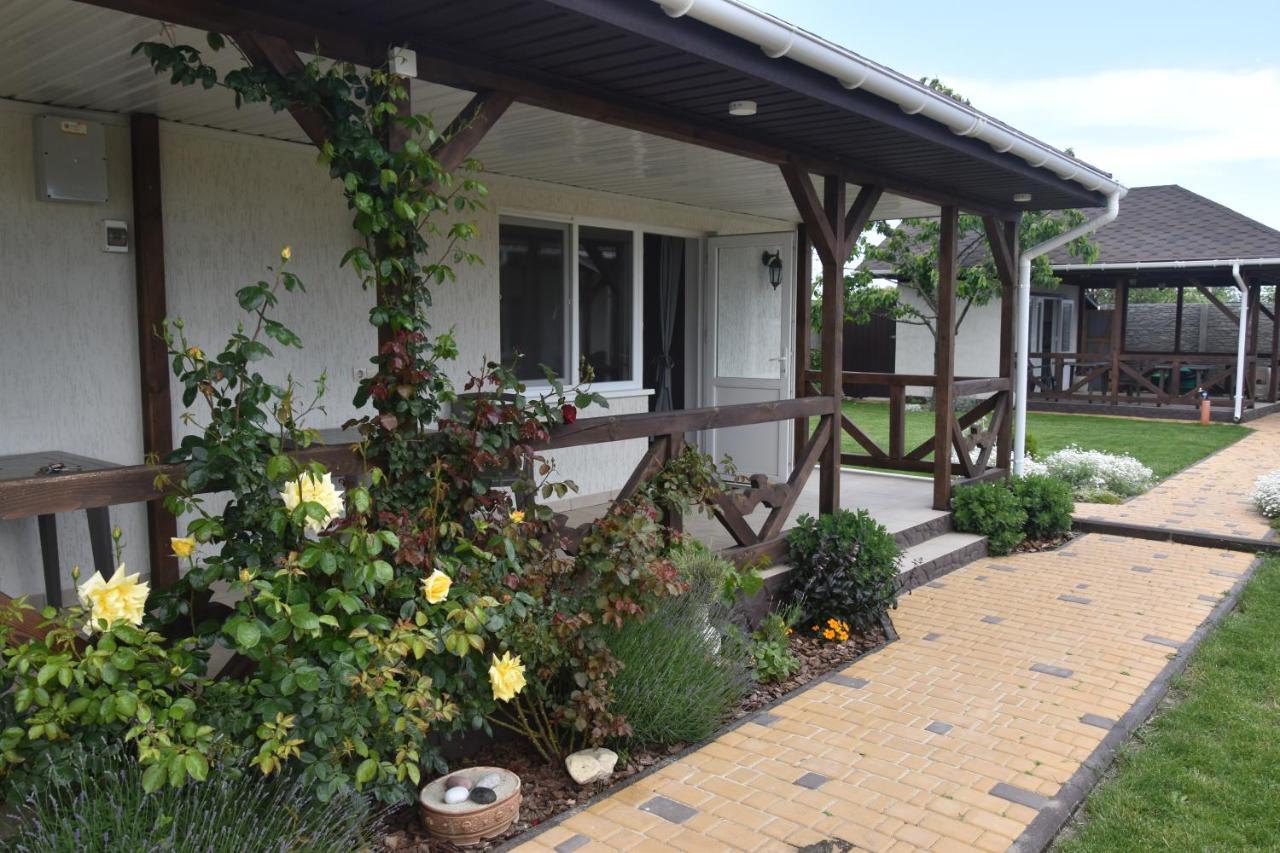 Три Кошки Otel Çornomorsk Dış mekan fotoğraf
