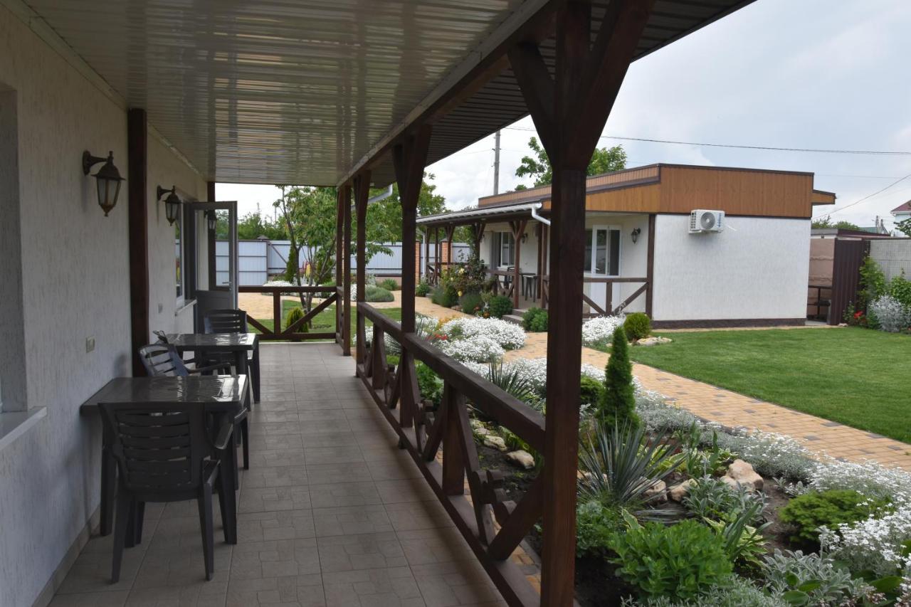 Три Кошки Otel Çornomorsk Dış mekan fotoğraf